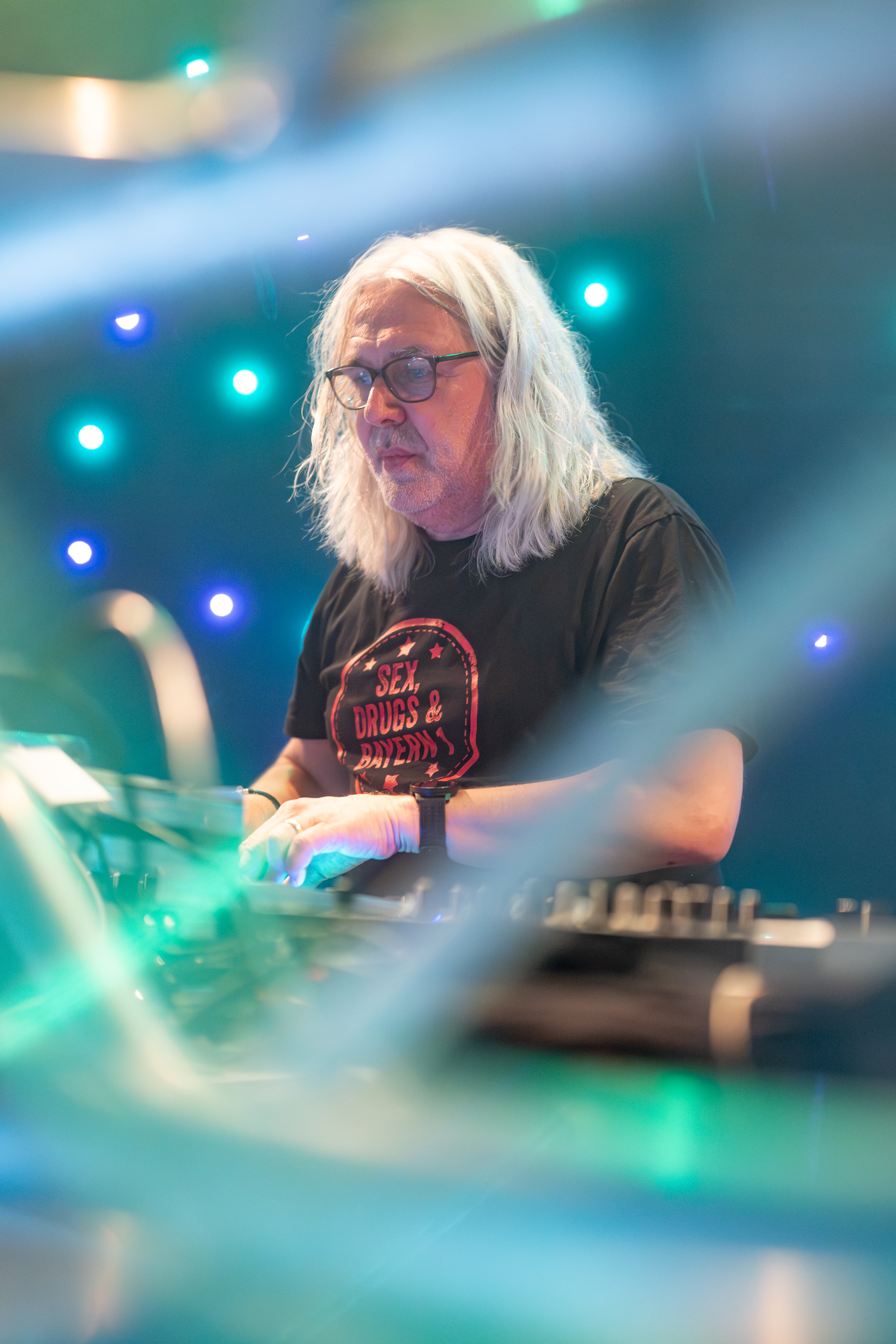 DJ Jürgen Kauli Kaul konzentriert am Mischpult