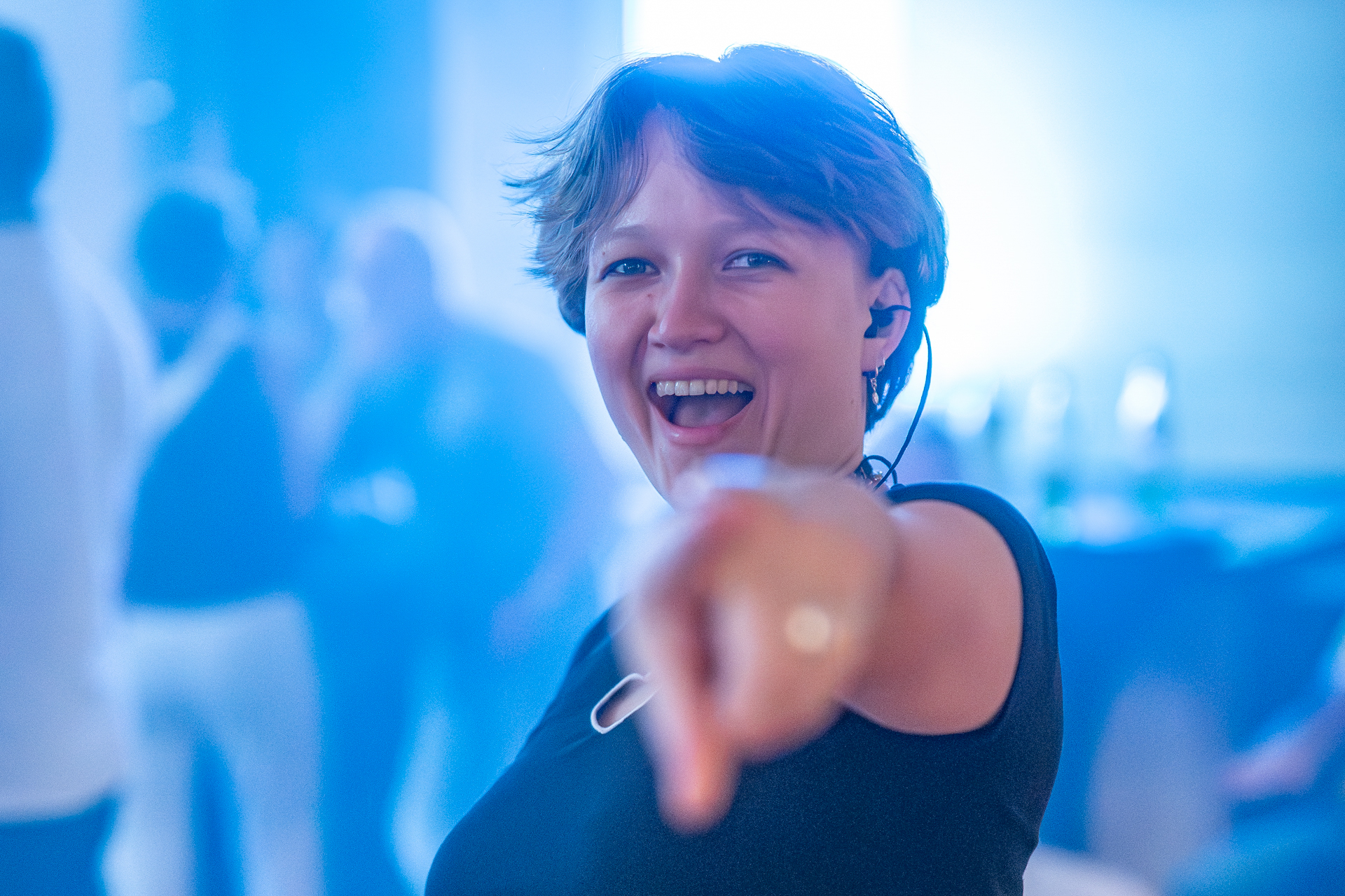 Ausgelassene Besucherin auf der Tanzfläche der BAYERN 1 Disco