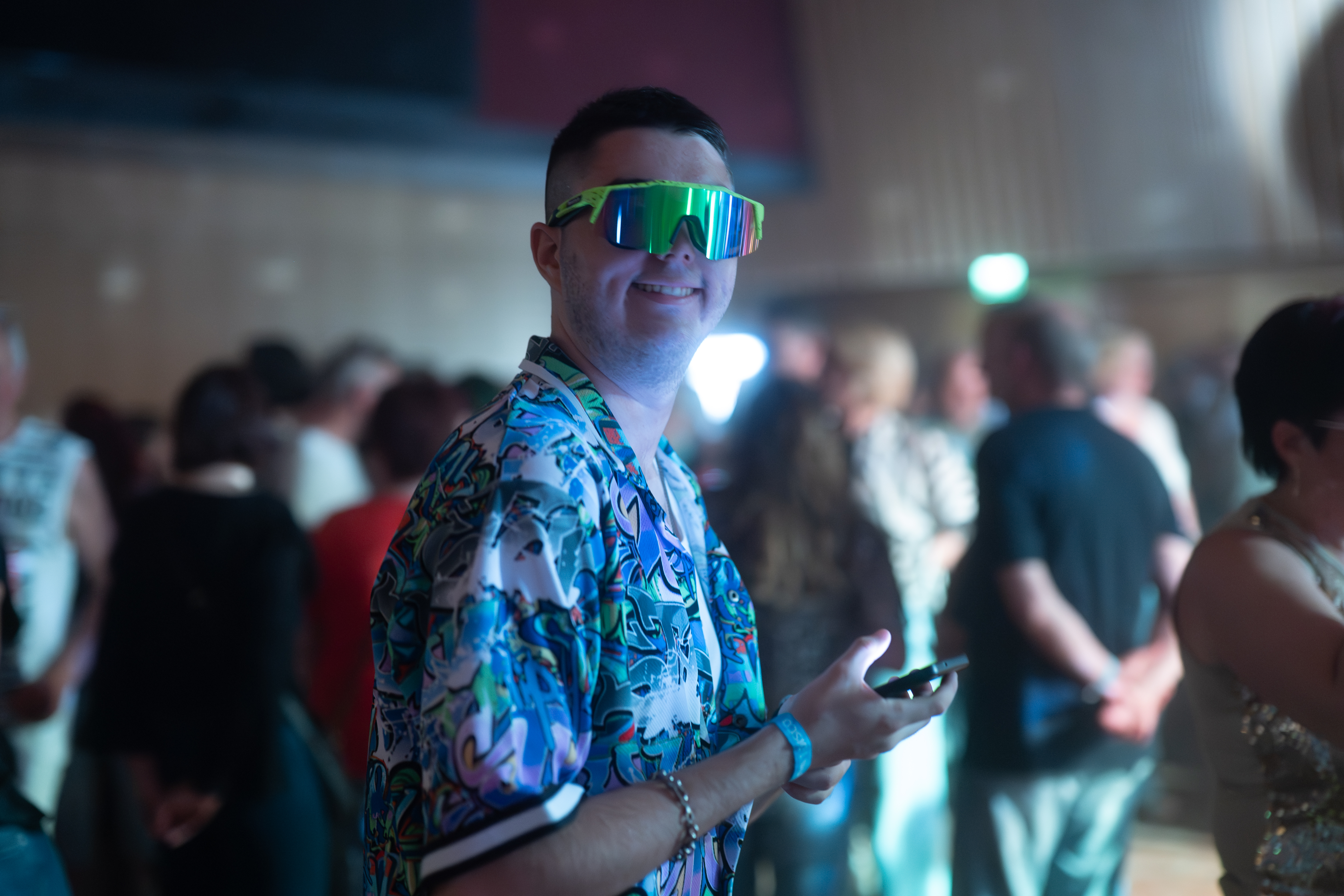 Bunt gekleideter Gast bei der BAYERN 1 Disco