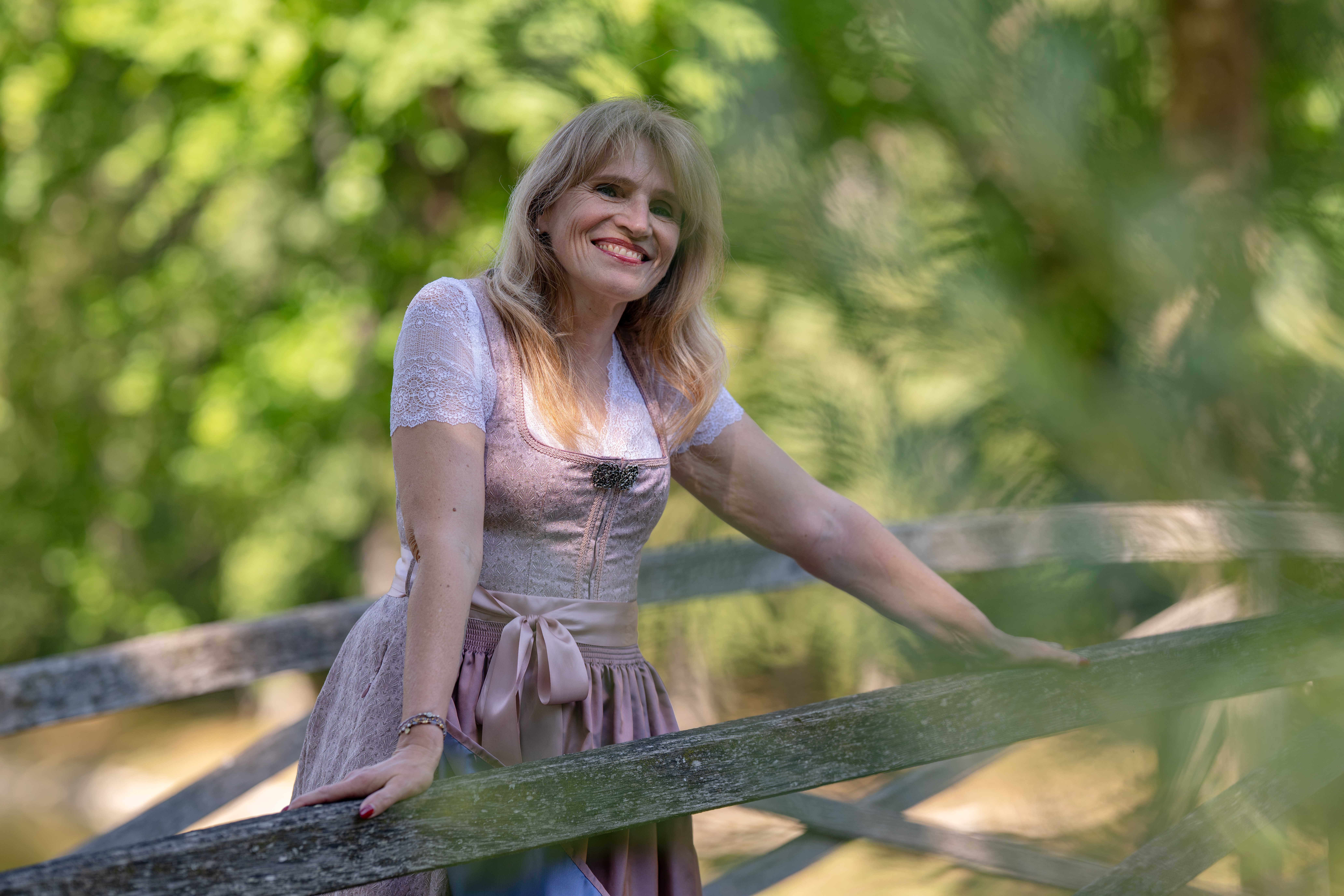Natürliches Porträt von Petra an einer Holzbrücke