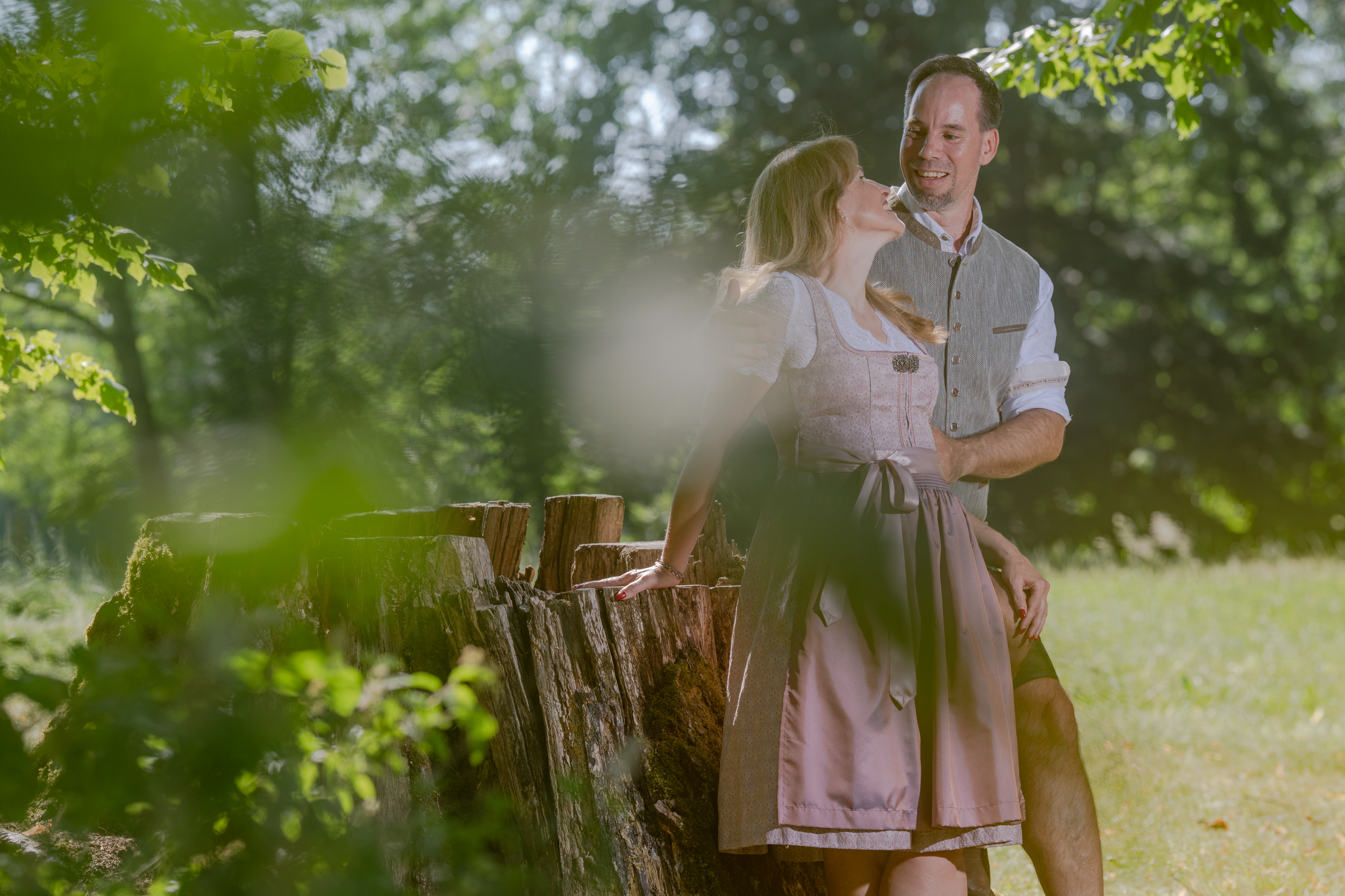 Petra und Markus blicken sich beim Pre-Wedding-Shooting liebevoll an