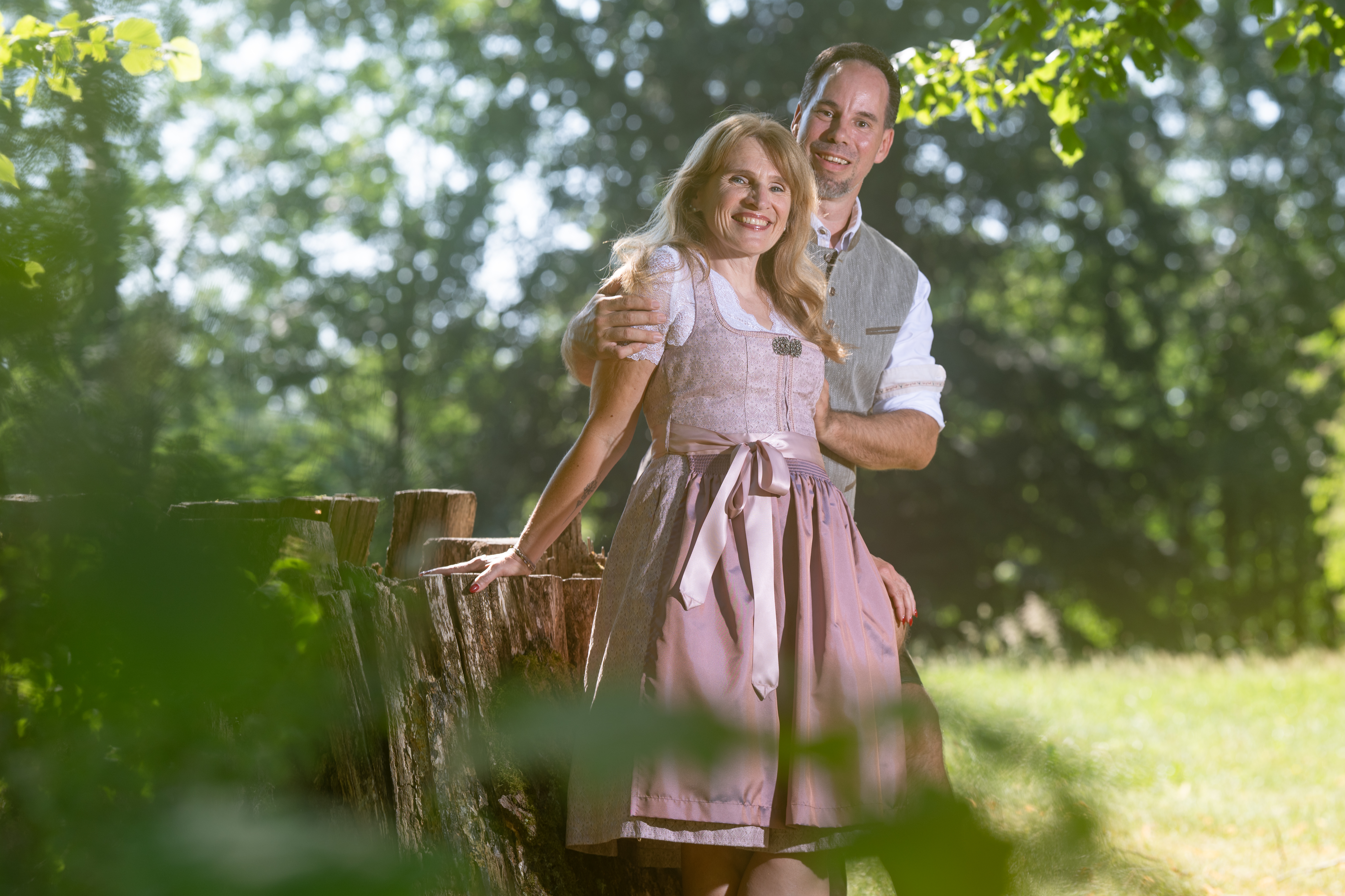 Petra und Markus gemeinsam im sommerlichen Park