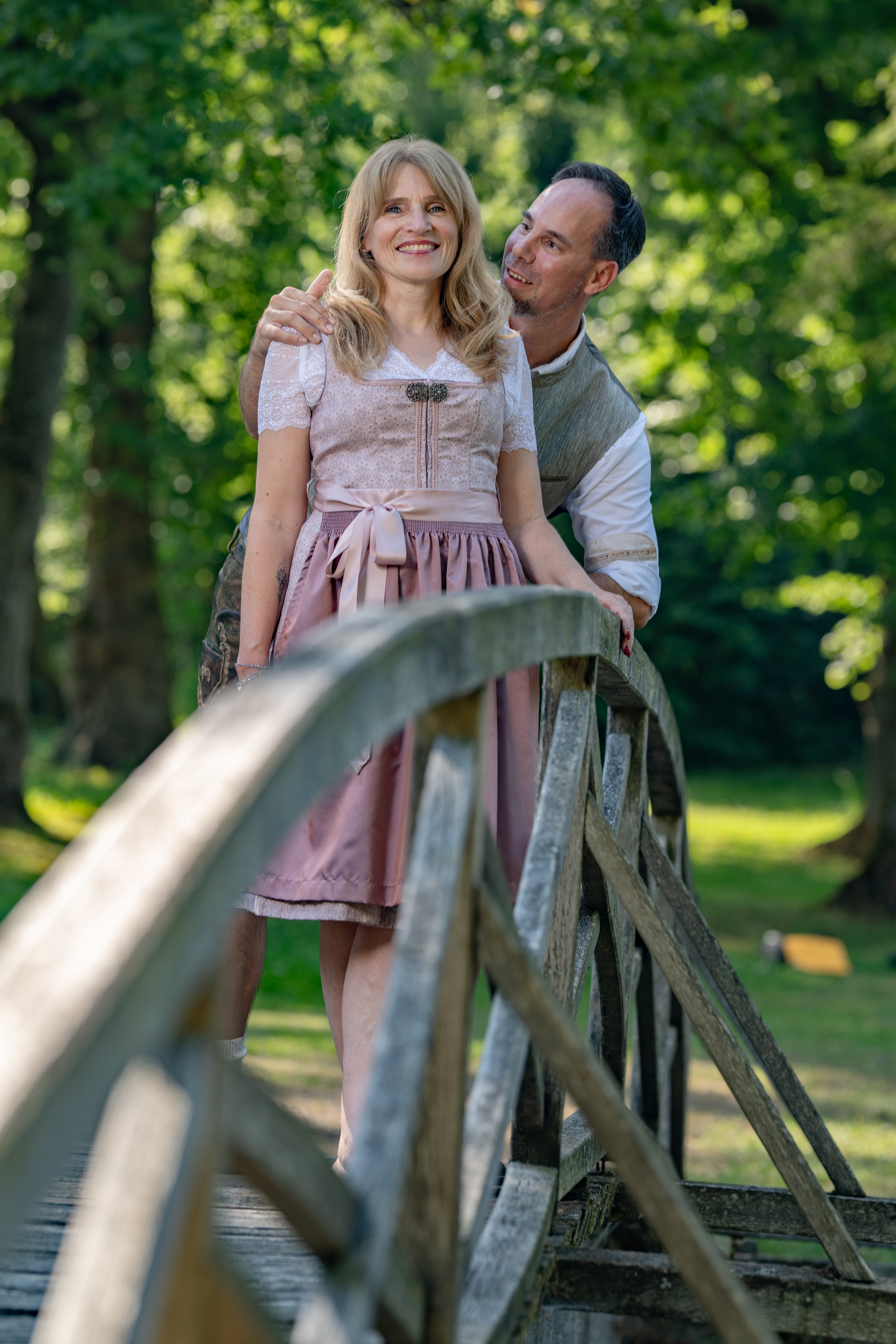 Petra und Markus gemeinsam auf einer Holzbrücke