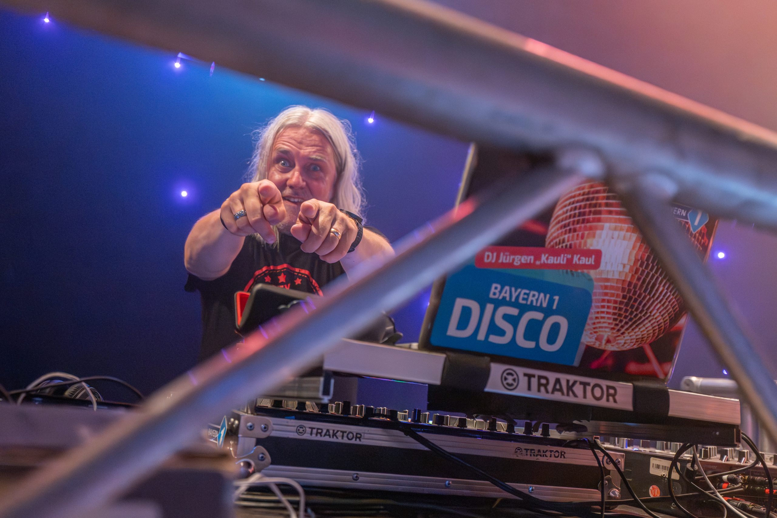 DJ Jürgen Kauli Kaul am Pult der BAYERN 1 Disco