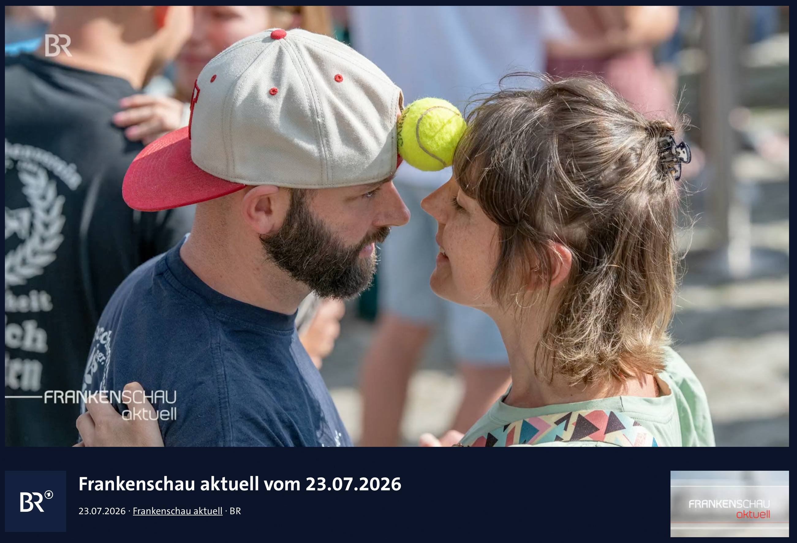 Teilnehmende der BR Kirchweih-Challenge in Effeltrich bei einer Geschicklichkeitsaufgabe