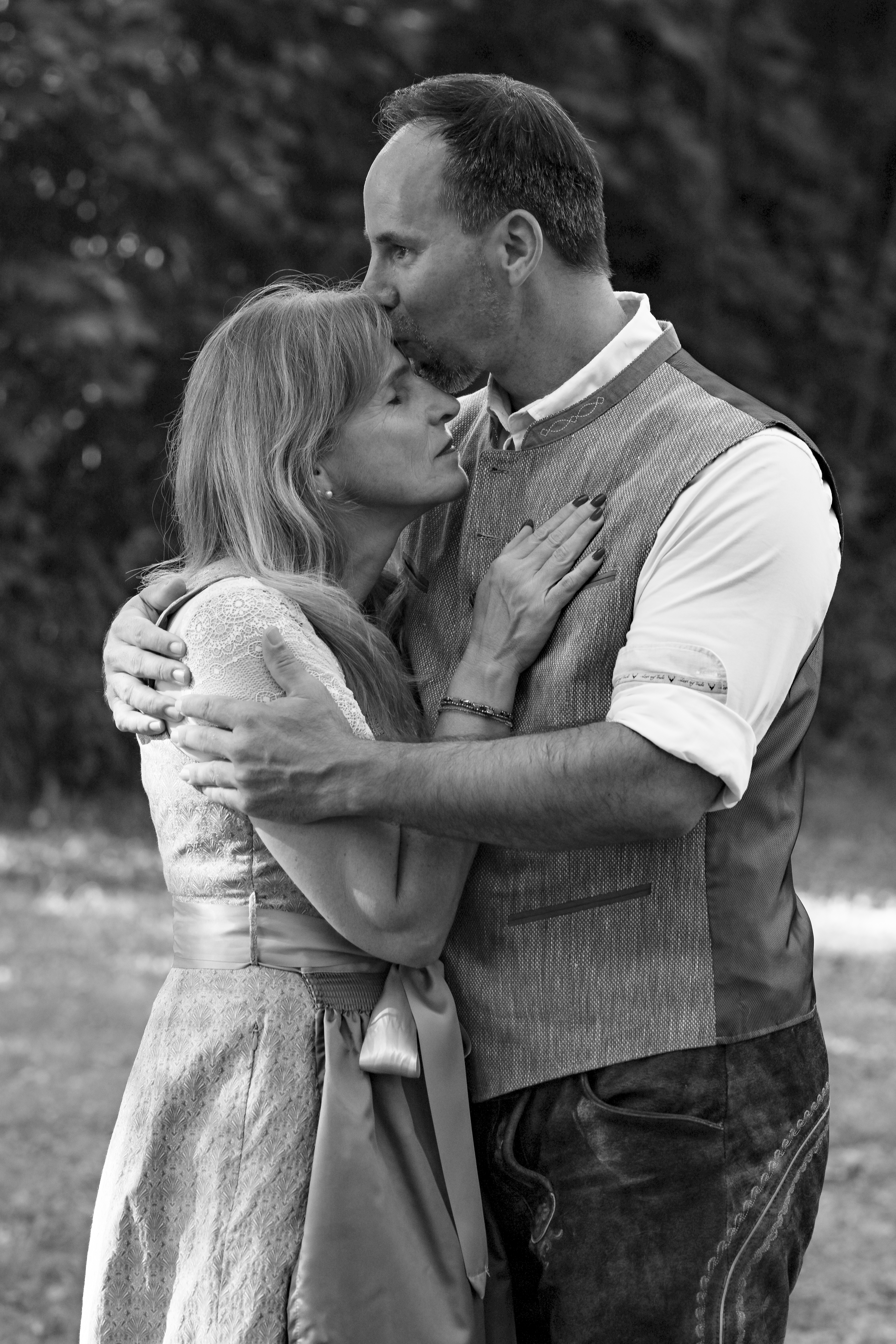 Inniger Schwarzweißmoment von Petra und Markus
